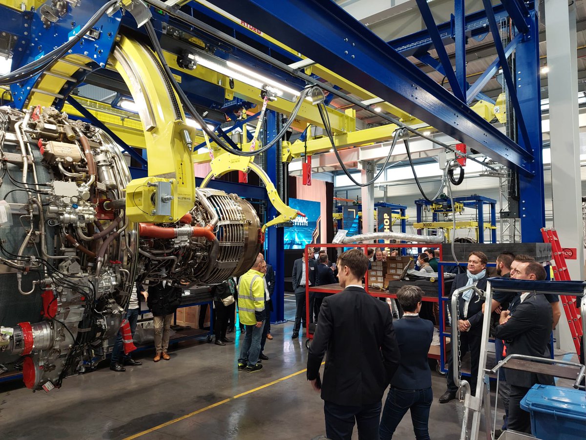 TarmacAerosave's tweet photo. Itโs now time for a guided tour of the #engineshop and of all our facilities.
Our Sales team is introducing the #aircraftstorage and #aircraftmaintenance areas https://t.co/nK9tL5vLmt