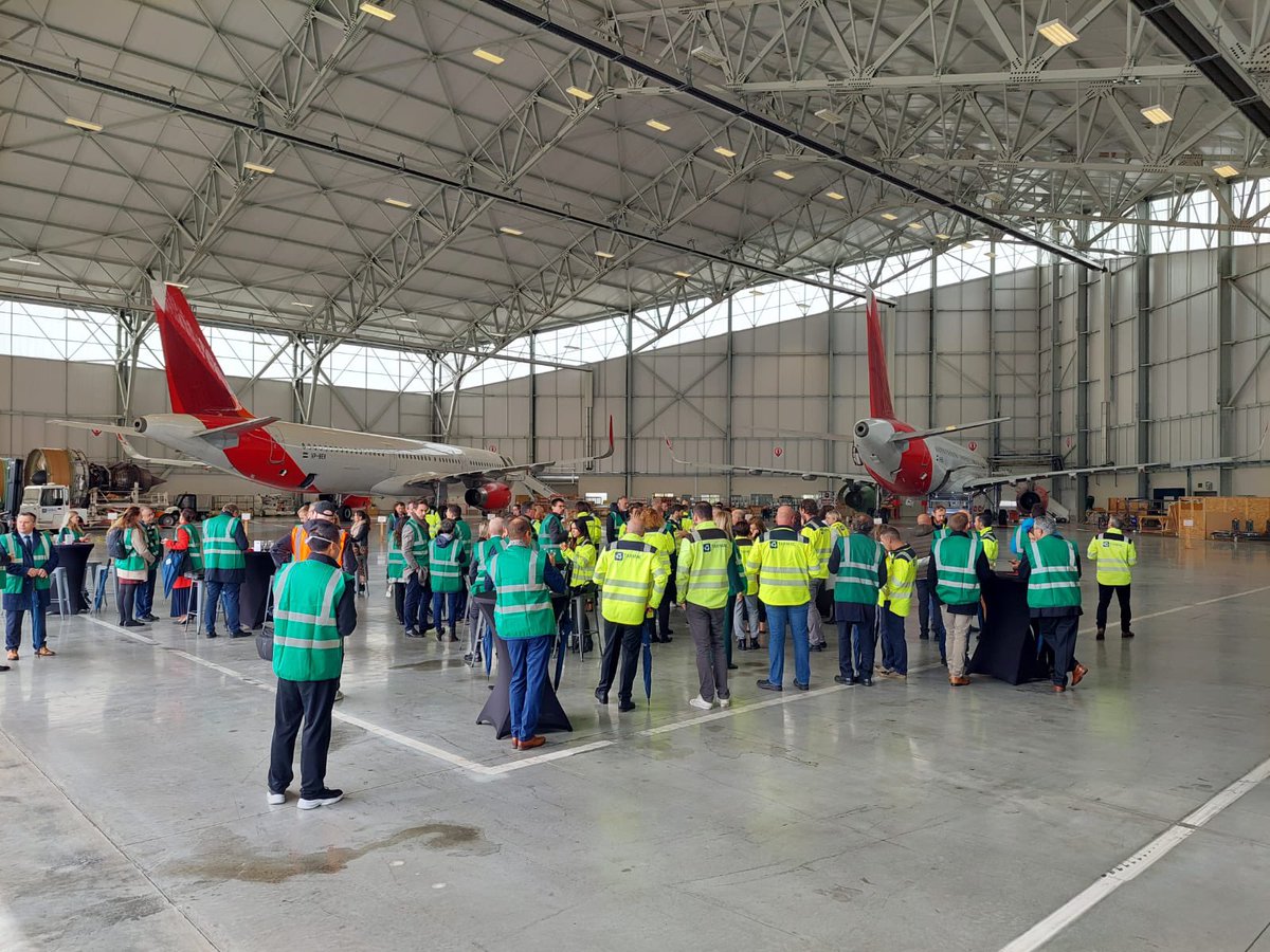 TarmacAerosave's tweet photo. Itโs now time for a guided tour of the #engineshop and of all our facilities.
Our Sales team is introducing the #aircraftstorage and #aircraftmaintenance areas https://t.co/nK9tL5vLmt