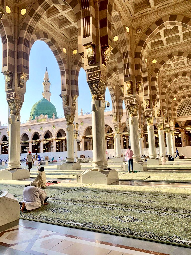 نبي عظيم خلقه الخلق الذي 
له عظم الرحمن في سيد الكتب

O ki yüce bir nebîdir. Ahlâkı da Hazret-i Rahmân’ın, kitapların efendisinde methedip tâzîm ettiği ilâhî bir ahlâktır.

[sallallâhu teâlâ aleyhi ve sellem]
—