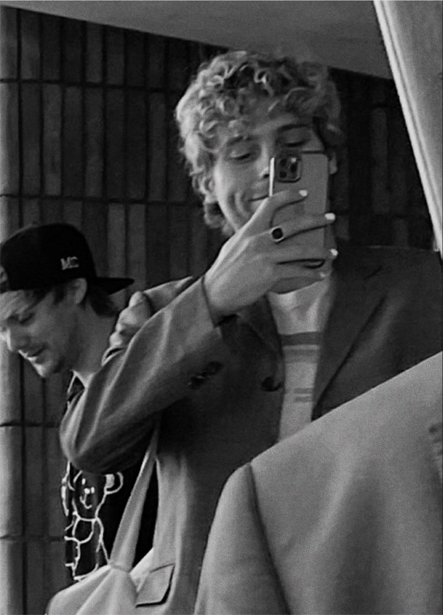 I. BELIEVE. IN. LUKE. HEMMINGS. CURLY. HAIR. SUPREMACY.