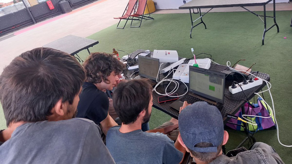 AlterMundiNet's tweet photo. Tras la charla de #AlterMundi donde se mostró cómo funciona el #LibreRouter y cómo #LimeApp facilita la configuración de #LibreMesh a quienes no tienen conocimientos de #redes de #internet, un grupo de geeks "jugaron" con el equipo y probaron el firmware GlueOn q usan en Alemania https://t.co/SPHLJLoITk