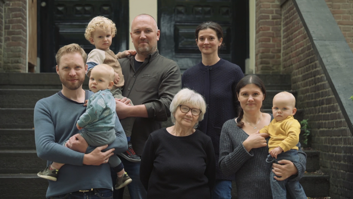 Kansfonds's tweet photo. 📺 #terugkijktip: Hoe gaat het nu met Andre, zijn Oekraïense vrouw Valentyna en hun 2 kinderen? Andre vluchtte terug naar Nederland en kreeg met zijn gezin een thuis bij Wouter en Margot in Zetten. #NederlandGeeftThuis: https://t.co/x83LRhyZT8  
#thuisgeven #geefthuis @KroNcrv https://t.co/Og2KRweovK