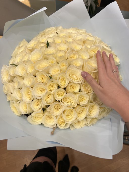 A bouquet of flowers from a secret admirer💐🌹101 roses #gift https://t.co/sQoLAPUhos<a href="/tag/gift"class="tags"><span>#gift</span></a>