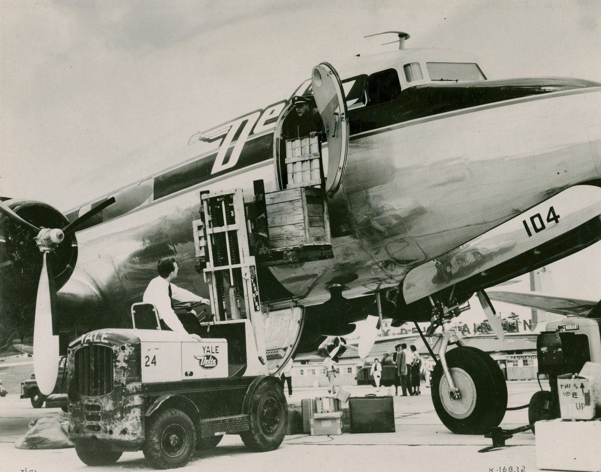 ELTCustomerSrvc's tweet photo. A Delta Airlines employee uses a Yale forklift to load an aircraft.

#tbt #ThrowbackThursday #EasternLiftThrowbackThursday #YaleForklift https://t.co/OyhLDfwB1a