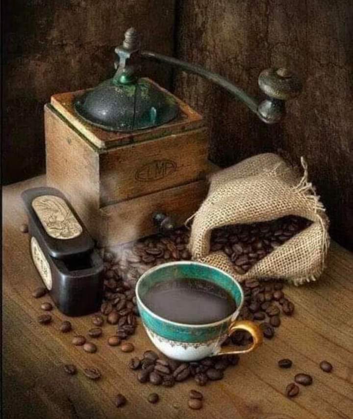 يُقال إنّ القهوة مثل الحبّ ❤️
كُلما صبرتَ عليها ازداد طعمها حلاوة ☕ 
سلاماً للذينَ يشربون القهوة على
 مهل وبكل حبّ  ..🤍