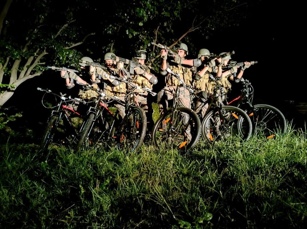 Victorforce2's tweet photo. Now this is something interesting. Indian Army jawans on Hero Lectro series electric bicycle (possibly). Armed with Mp9, Sig Sauer 716 and AKM. https://t.co/2t8asXvVpA
