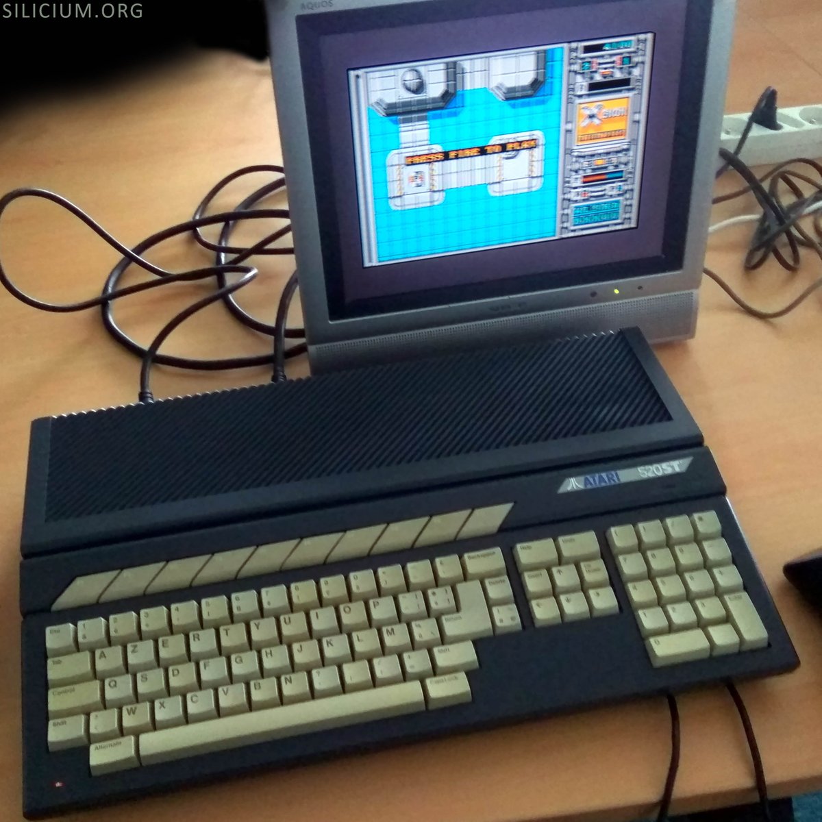 occitel's tweet photo. Hey ! un #Atari #520ST gris anthracite ! pas banal. avec #Xenon ? https://t.co/0bVnSsG1Hg