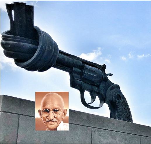 guardiacivil's tweet photo. Hoy es el aniversario del nacimiento de #MahatmaGandhi, y en su honor celebramos el #DíadelaNoViolencia.

📷 Arma anudada. Artista Karl Fredrik Reutersward. Entrada a la sede de la ONU 

#NonViolenceDay https://t.co/FPazTBLvRt