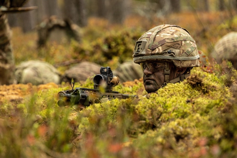 CO_2RIFLES's tweet photo. With defensive positions complete, riflemen are now honing their patrolling skills deep in the forests of south Estonia. #OKAS2022 #staylow #FIWAF @Kaitsevagi @BritishArmy https://t.co/a8VZyTvhrP