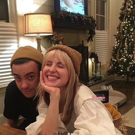 Paramore’s Hayley Williams and Taylor York confirm they are dating. 

🔗: amp.theguardian.com/music/2022/sep…