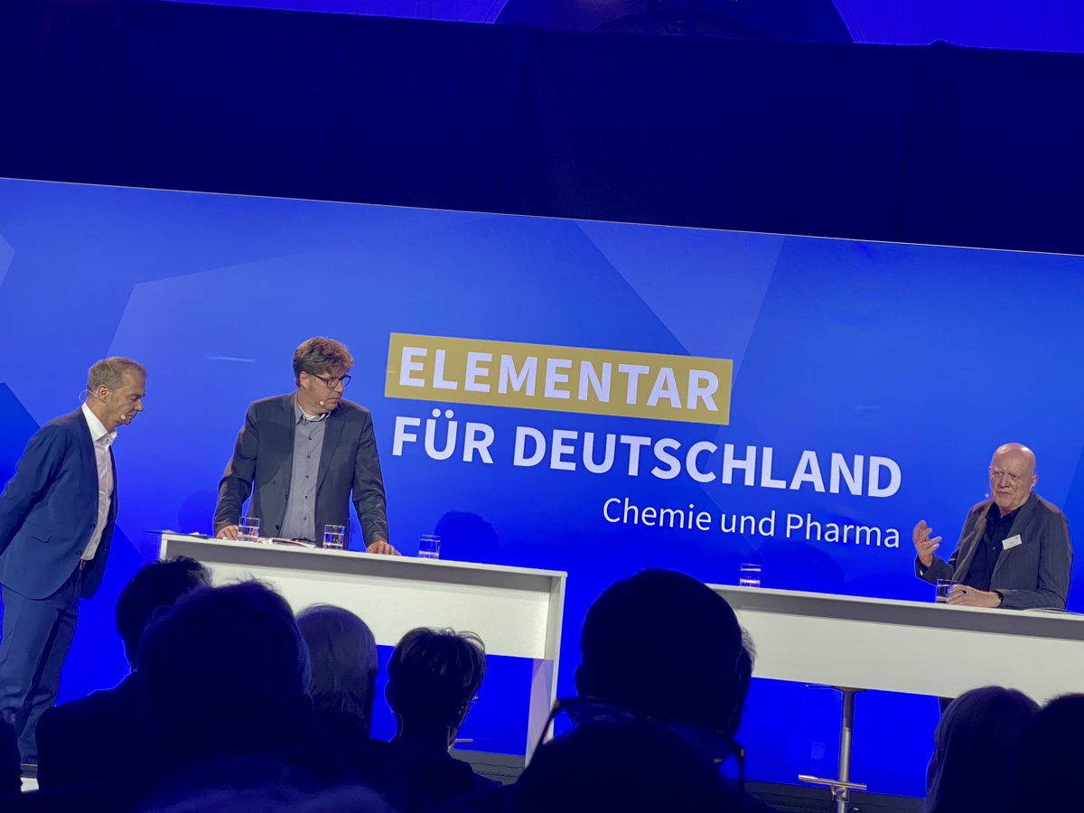 Miteinander reden, nicht übereinander. Zwei Spitzengrüne heute beim <a href="/chemieverband/">VCI</a> : Vordenker Ralf <a href="/fuecks/">Ralf Fuecks</a> und <a href="/MiKellner/">Michael Kellner</a> aus dem @BMWK. Mit Fücks‘ Thinktank <a href="/LiberaleModerne/">LibMod - Zentrum Liberale Moderne</a> haben wir gemeinsam ein Papier gemacht. Wir streiten nicht mehr Ziele, sondern arbeiten gemeinsam am Weg