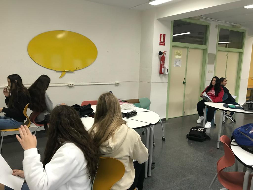 octavio_ies's tweet photo. En el IES Octavio Cuartero estrenamos nuestra Aula Profesional de Emprendimiento con esta actividad: La importancia de la comunicación. Dinámica Dibujos.
1º CFGM Gestión Administrativa.
#APES_CLM #FP_CLM https://t.co/jd24snmCOJ