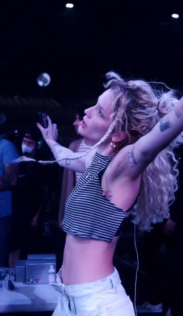 peopleagda's tweet photo. Happy 28 !! @halsey 
#HappyBirthdayHalsey 
#TheDayYoure28YearsOld https://t.co/wswe0dT0zH