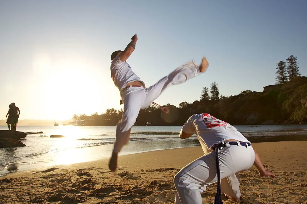 LOTRBrasil's tweet photo. JÁ É BRASILEIRO! 🇧🇷🗣️
Ismael Cruz Cordova, intérprete de Arondir em 'O Senhor dos Anéis: Os Anéis de Poder', também se inspirou na capoeira para treinar os movimentos de luta do seu personagem.

#TheRingsOfPower #OsAnéisDePoder https://t.co/B8WXgrpLNe
