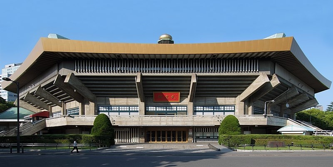 1964年10月3日、日本武道館が開館しました。設立当初は「日本武道の聖地」的な意味合いが強く、1966年のビートルズの