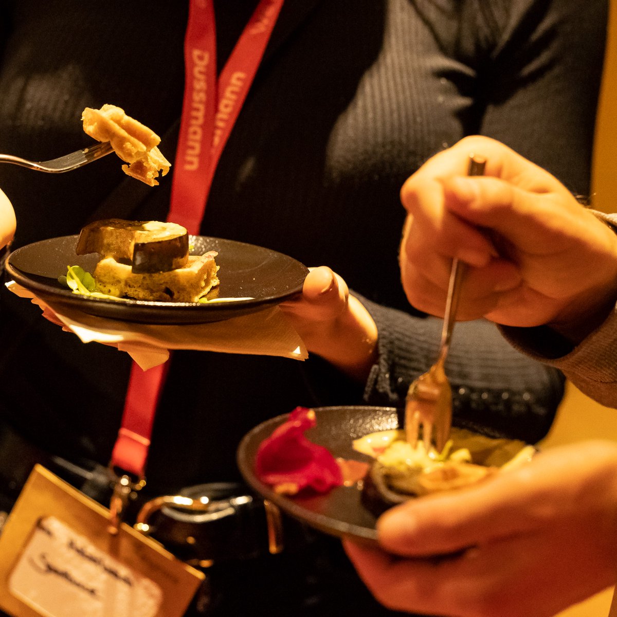 foodservicelab's tweet photo. #AboutLastNight: Über 100 Gäste aus Politik, Wirtschaft und Forschung feiern das Grand Opening unseres europaweit ersten #PLANETBASED Restaurant Ursprung! Ab nächster Woche fragen wir die Gäste: Hätten Sie es gern normal oder wie früher? https://t.co/XuE3oAUtqb https://t.co/XHu0xQhFAw