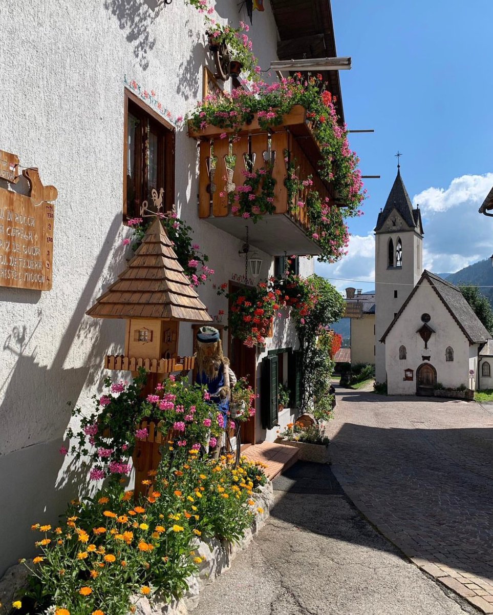 TurismoVeneto's tweet photo. Ai piedi della Marmolada si trova un villaggio alpino dal fascino fiabesco: #Sottoguda💚Lasciati sorprendere dalla sua architettura rurale centenaria, dai tipici tabièi e dalla meravigliosa vista sulle #DolomitiUNESCO
👉https://t.co/YaBxlJ9jJP
#VisitVeneto
📷IG petitecherierose https://t.co/lIvjvvU2x3