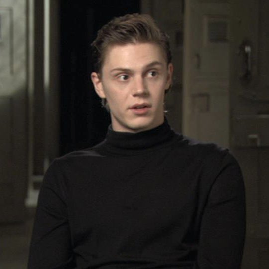 evansfiles's tweet photo. evan peters in a turtleneck https://t.co/dUtATdnReW