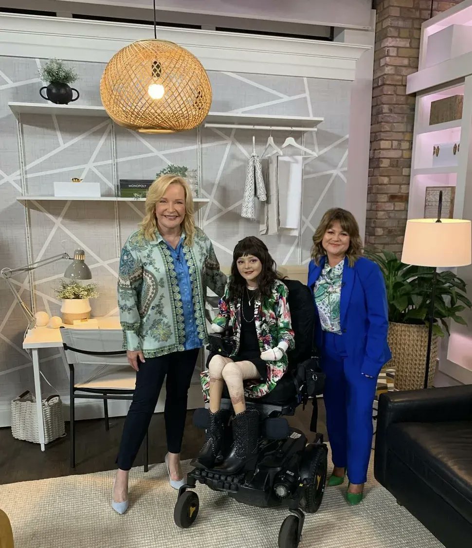 A BIG thank you to @MarilynDenisCTV and the @TheMarilynShow crew for featuring DEBRA Canada Patient Ambassador Deanna Molinaro on today's show- we can't wait to see the transformation and makeover of Deanna's art studio. #EBawareness #makeover #debracanada #EBAmbassador