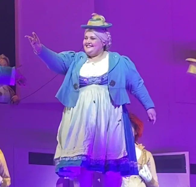 BWWSpain's tweet photo. ¡Feliz cumpleaños, @MaliaConde! 🎉🎉

La actriz, que participó en HIGH SCHOOL MUSICAL, SISTER ACT, LA FAMILIA ADDAMS y KINKY BOOTS, es actualmente la Sra Gloop en CHARLIE Y LA FÁBRICA DE CHOCOLATE. https://t.co/PmfIZv65qF