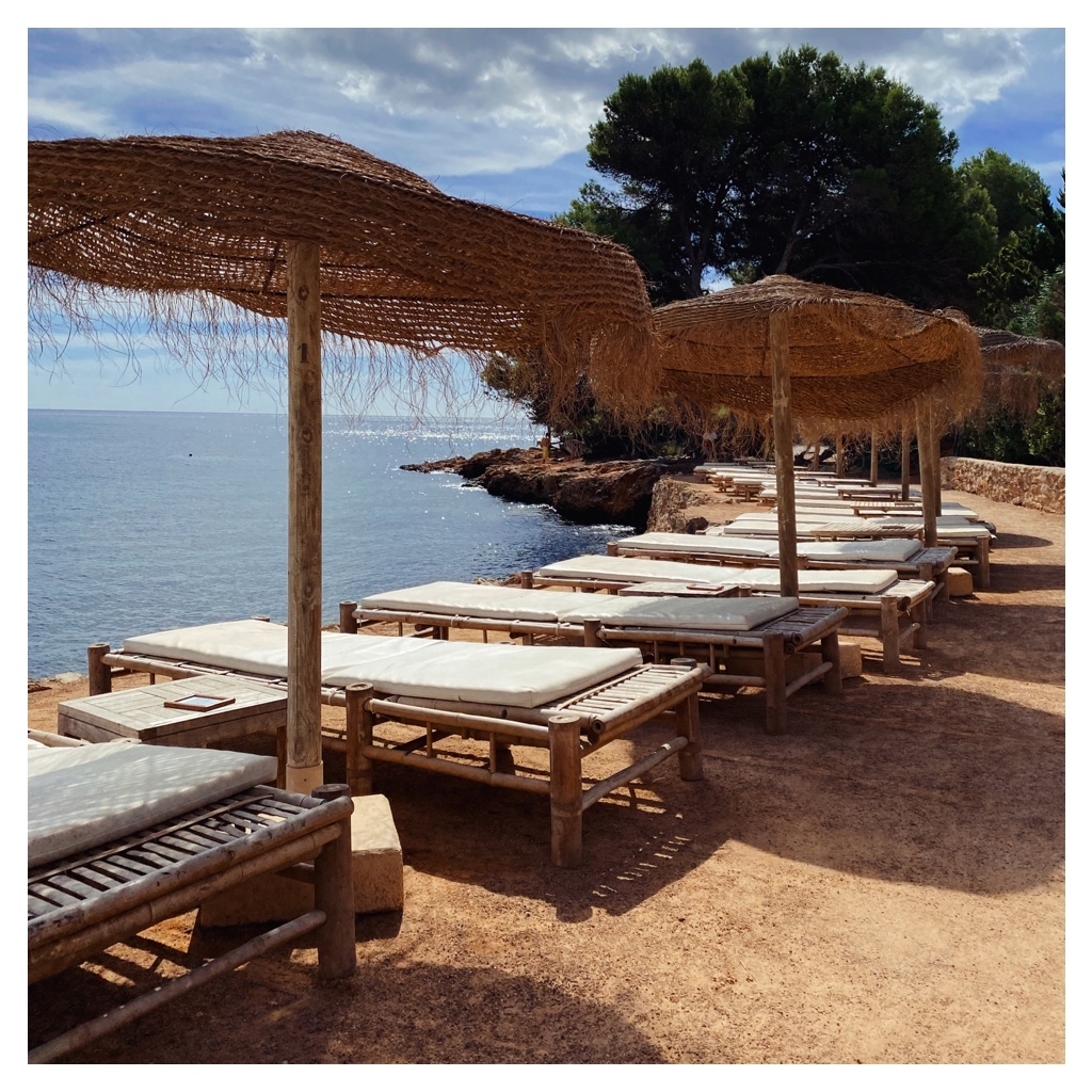 babylonbeachbar's tweet photo. It's the "Knock Your Socks off" season- you see clouds, worry it might be cool, and then relax in the sunshine for 30-seconds and get a tan 😁

Wednesday - Sunday
Bar: 11.00 - 6.30pm
Kitchen: 12.30 - 4.30pm

#BeachBar #IbizaBeach #IbizaRestaurant #SantaEulalia #Ibiza2022 https://t.co/ooYQWSPTEx
