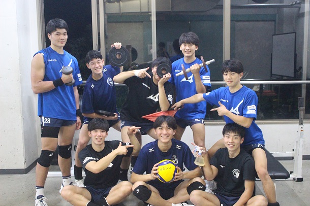 NSSUVBMT's tweet photo. 【ブログ更新しました！！】
誕生日祭！！
→https://t.co/uvw6jpyCGE
＃日体大　＃日体大男子バレーボール部　＃山元快太 https://t.co/fqbV4O139K