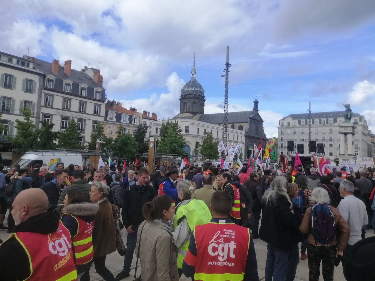 UGerzat's tweet photo. Prises de paroles à #ClermontFerrand
#CGT #FSU #UNEF #UNEL
#Greve29Septembre https://t.co/UshfXos6jk