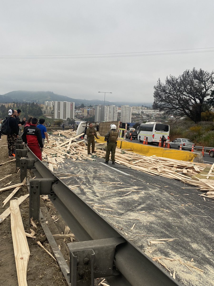 Lisy's tweet photo. Taco de horas y aún no mueven ni un palo, camino internacional dirección rotonda de santa julia #volcamiento #caminointernacional #santajulia https://t.co/NtOvUTbjwL