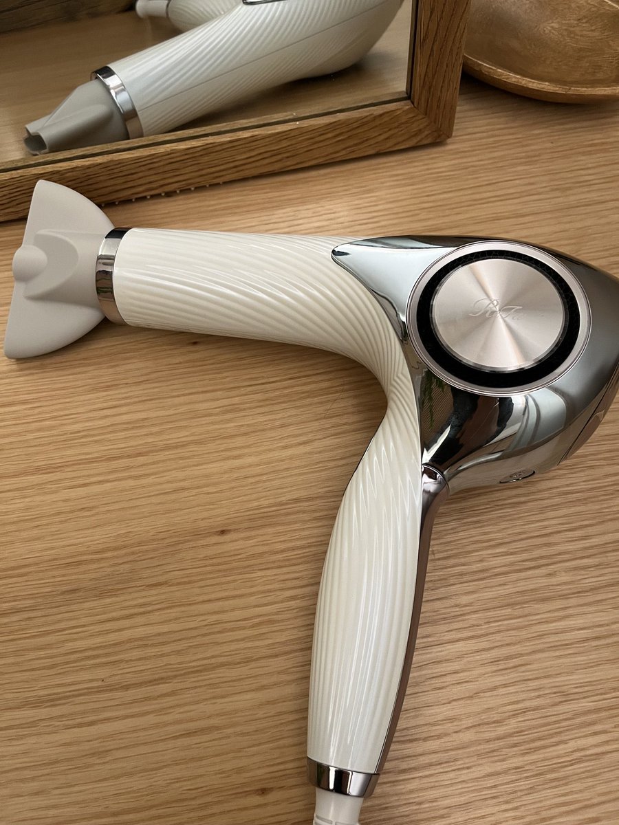 ykss_2141's tweet photo. アマゾンでお洒落で可愛すぎるシャントリ見つけて即買いしたコレ、知らなかったんだけどドライヤーやアイロンの熱に反応してキューティクルを補修するという優秀な成分が配合されてて、個人的に毎日アイロン通すので良き🙆🏻‍♀️最近お気に入りのリファで髪だけ別人級の仕上がりになるよ🌟💫 https://t.co/cPNgAYcp9l