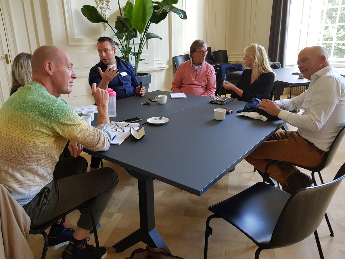 Inspirerende bijeenkomst netwerk duurzaamheid ouderenzorg - op bezoek bij @Amsta_zorg Dr. Sarphatihuis hoe verduurzaam je een monument? Ook productinnovaties zoals wasbare luiers en circulair matras getoond. Mooie ontwikkelingen!
