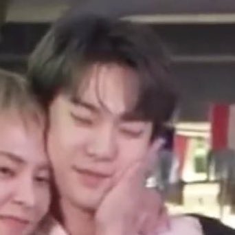 ddoingxo's tweet photo. The privilege to SQUISH DOYOUNG CHEEKS SO TIGHT😭 https://t.co/r4tpMxxFu8