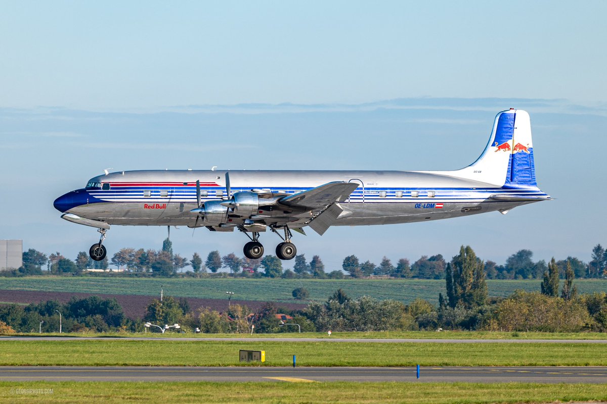 georgibidenko's tweet photo. Dnes na @PragueAirport zavítal legendární
Douglas DC-6B z roku 1958,
který nyní letá ve službách slavné skupiny The Flying Bulls
OE-LDM Stáří: 64 let
#theflyingbulls #douglas #redbull #dc6 #oeldm @letovyprovoz https://t.co/fOjp5lu8TY