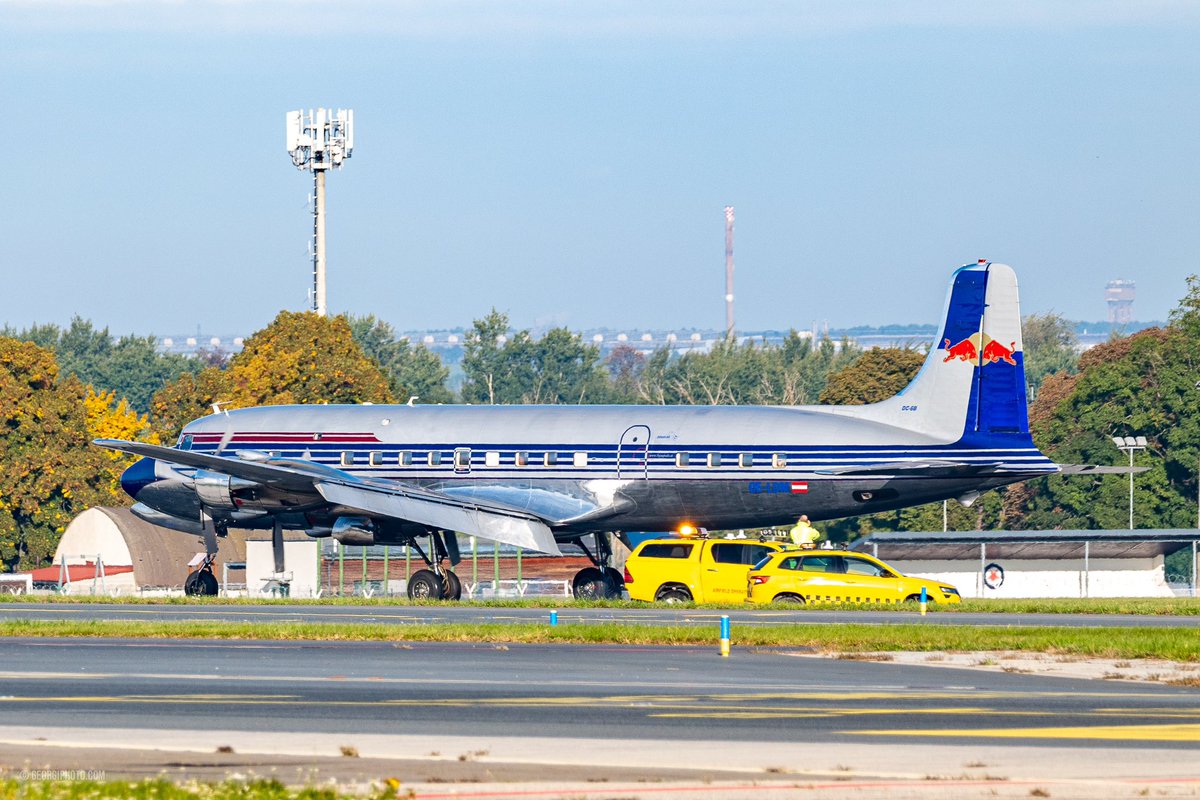 georgibidenko's tweet photo. Dnes na @PragueAirport zavítal legendární
Douglas DC-6B z roku 1958,
který nyní letá ve službách slavné skupiny The Flying Bulls
OE-LDM Stáří: 64 let
#theflyingbulls #douglas #redbull #dc6 #oeldm @letovyprovoz https://t.co/fOjp5lu8TY