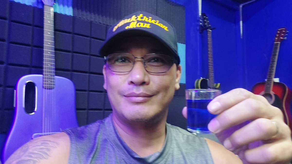 AlaktricianMan's tweet photo. Just chillin and living the dream. π€π»π₯β€οΈπππͺ
#dripnetwork #alaktrician_man #alak_azul #bluedrinks
#driptoken #AnimalFarm https://t.co/WrDQZM5rth