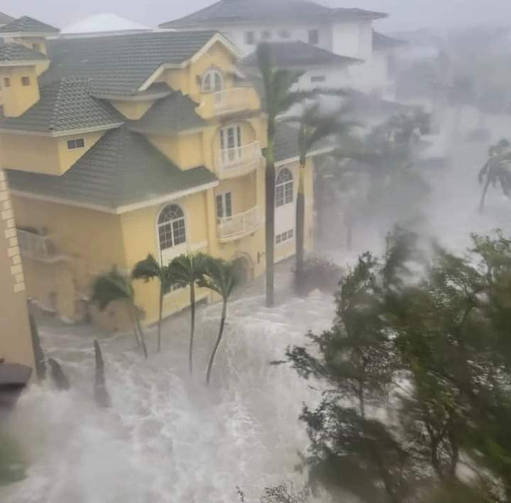 Lyriciam's tweet photo. Good morning from sunny Florida  NOT  Made it through a rather interesting night. The day promises to be just as interesting. Many many people just had their lives impacted in a most devastating way. Prayers wouldn't hurt.  #bethankful #IAN #Inmysafeplace https://t.co/QfF2HQCKrN