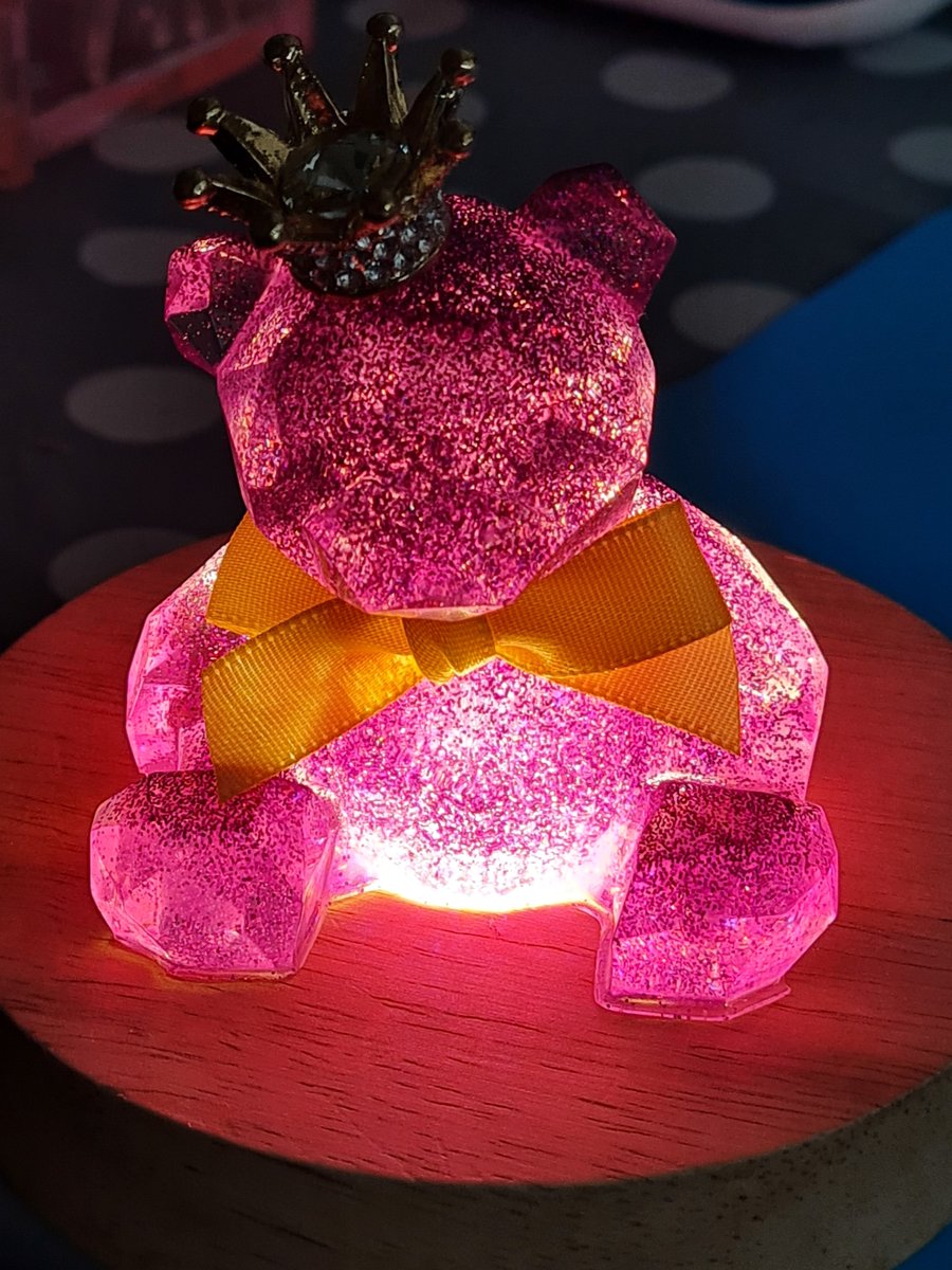 LouiseAppleya11's tweet photo. Another adorable Teddy Bear night light completed 🥰 #resinart #resinartist #resincraft #resincrafter #teddybears #nightlights #glittery #handmade #allhandmade #localbusiness #smallbusiness #smallbusinessowner #supportlocal #supportsmallbusiness https://t.co/gRdVYgqGjy