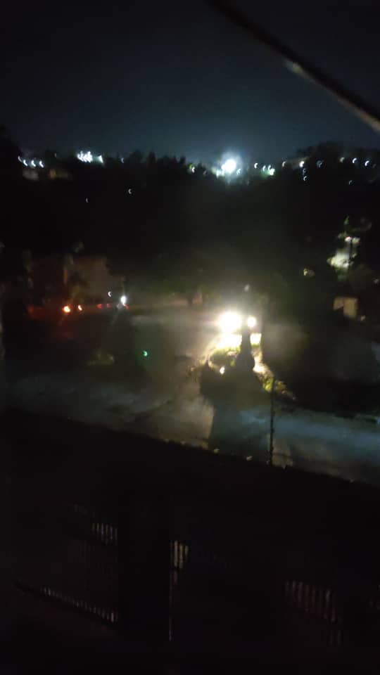 infomacaracuay's tweet photo. Vecinos de #Macaracuay afectados por el servicio eléctrico: las cuadrillas @HidroCapital2 y @CorpoelecInfo hacen su mayor esfuerzo para reparar la averia tubo matriz. Es un trabajo fuerte y peligroso por eso la desconexión del servicio eléctrico. #29Septiembre https://t.co/OYxdgyBiUE