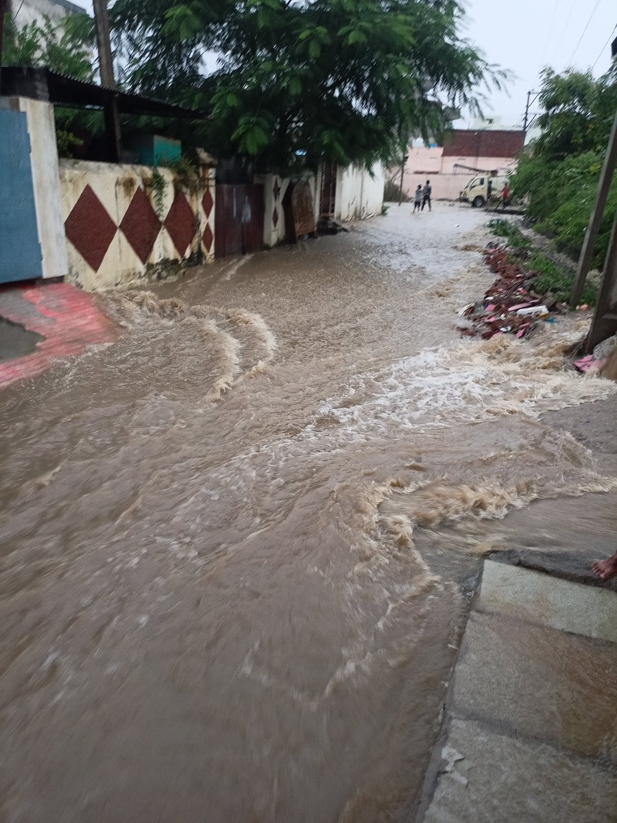 riyaz_dm's tweet photo. Pure negligence... Mis management of drianage system ... Request to immediately help people...

@KTRTRS @Collector_MBNR https://t.co/2ajsxD2OTo