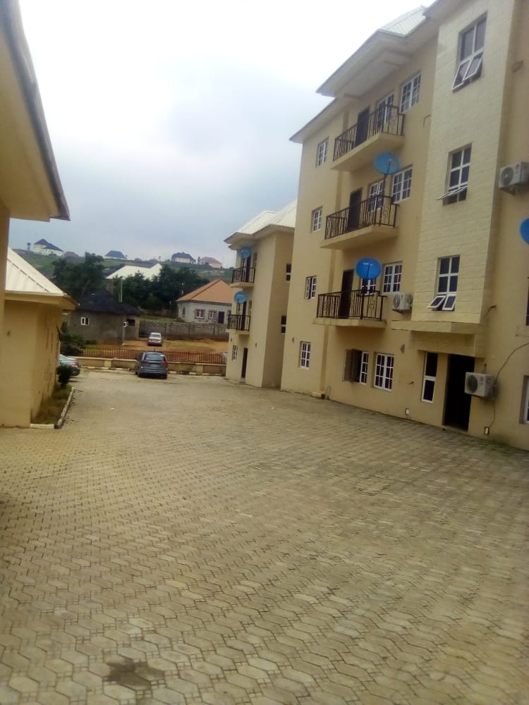_MediaAdd's tweet photo. Spacious 2 bedroom flat for rent, ground floor with modern facilities.
Rent is 1m
Service Charge 200k
Refundable Caution fee 150k
Agency and legal fee is 15%
Total = 1.5m
Location: Abuja
#AbujaTwitterCommunity
#Abujaproperties
#Abujarentals https://t.co/1MXYzv7Lya