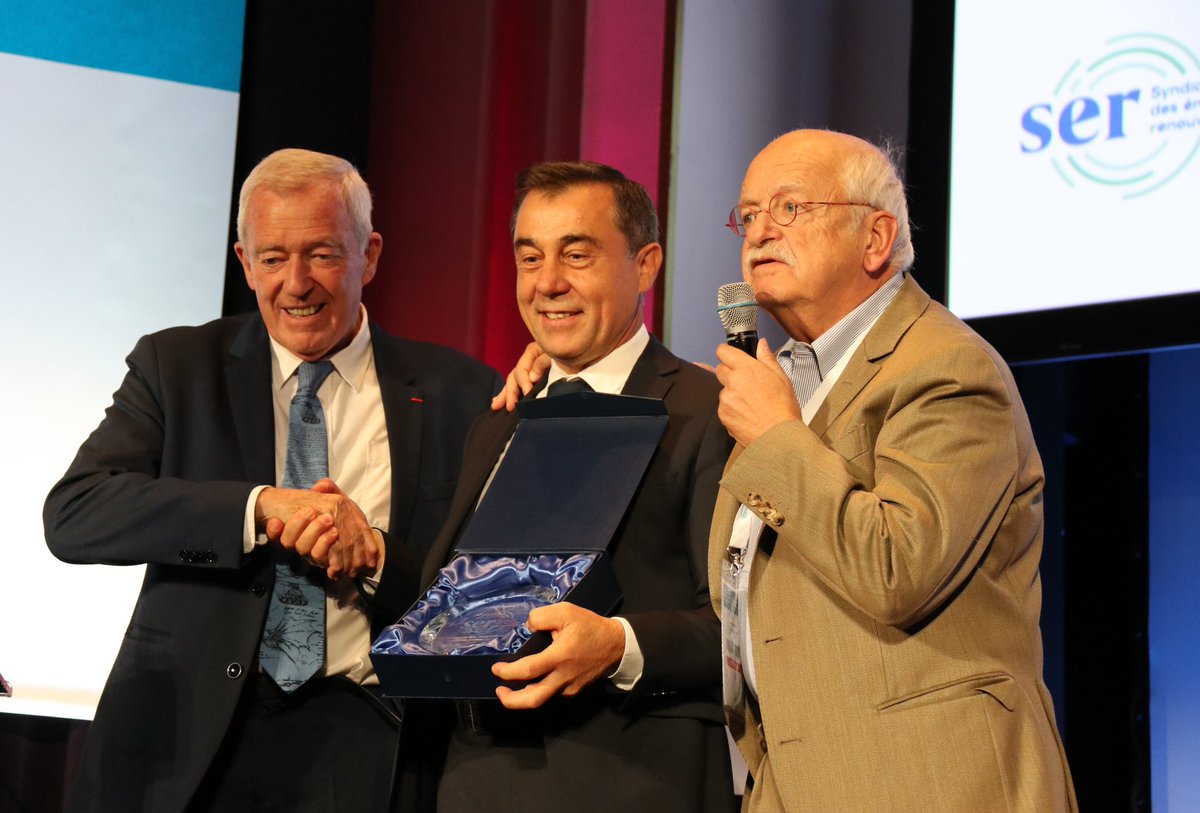 DepVendee's tweet photo. 🏆 @a_leboeuf, président du @DepVendee, reçoit le Trophée des #énergiesrenouvelables des mains de l’académicien Erik Orsenna et du président du @ser_enr.
Remis lors du #ColloqueSER, il récompense l'engagement d'une entreprise, personnalité, organisme, collectivité ou nation. https://t.co/vVJyxGDmxa