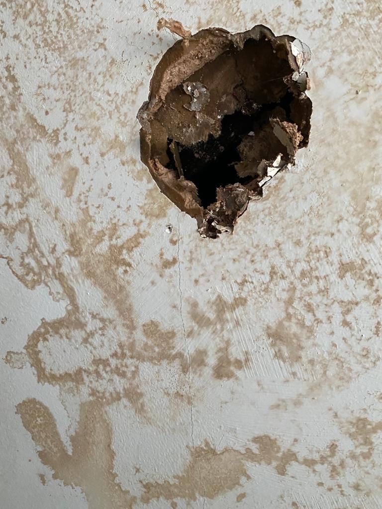 Sparkphippsshaw's tweet photo. @PinnacleSF I have seen and replied yesterday 

The hole getting bigger and now on 3rd day not seeing my son as I feel the house is unsafe and he is 2 and is away from his parents https://t.co/MKeeahE0KX