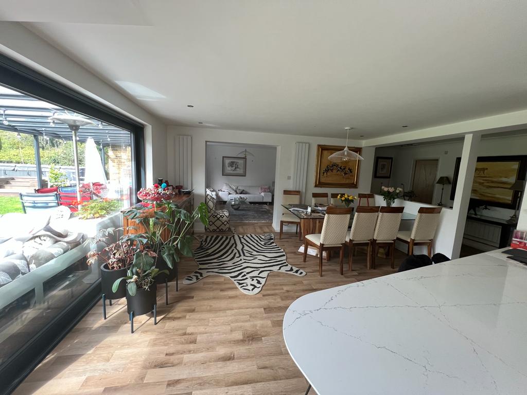 CifGroup's tweet photo. Stunning Bungalow in Chesham- completed 2021

 #CIFBuilders team has modified the internal layout to enlarge the #kitchen area, giving the family more space to enjoy their time together. A new 5.7m structural opening has been created for the garden #slidingdoors https://t.co/VTaf5hXy0E