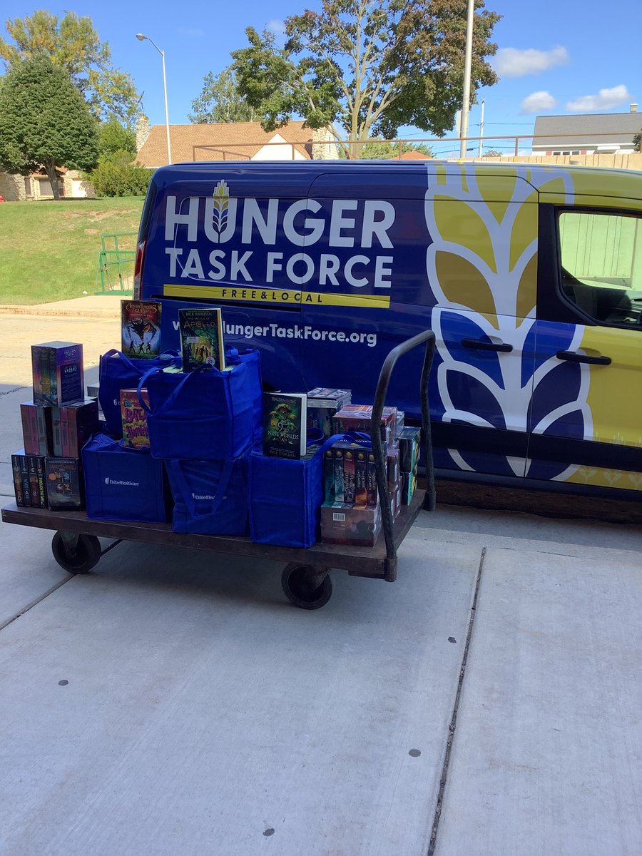 FLWWILDCATS's tweet photo. Hunger Task Force contacted FLW to donate books. They were given 10,000 books & wanted to spread the wealth. Some of the books are going to be put in the library while others will be raffled off & given to students. Thank you HTF! #wawmproud #books #hungertaskforce https://t.co/SAwkq1nYNU