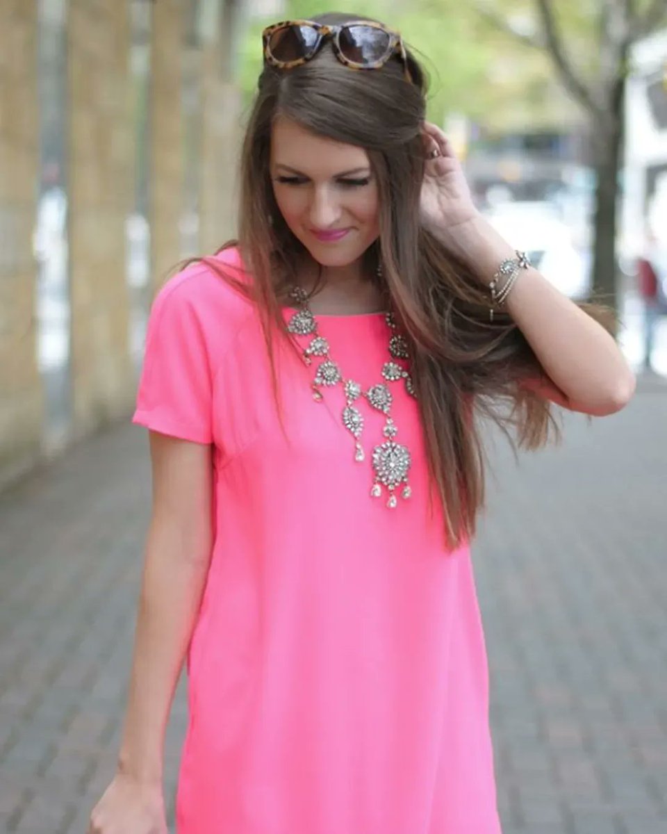 EnterprisesMR's tweet photo. Barbie pink at it's sweetest here, yet this look is entirely sophisticated and date ready. The pink really sets off the champagne colored accessories proving that black isn't the only color that's a great backdrop. I will be looking for something similar, so you know! #MRE https://t.co/5NL9Sg2hhd
