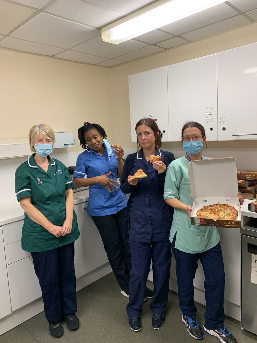 hannahnorth0's tweet photo. Ward 18 #beabedahead winners enjoying our pizza. Fabulous team work streamlining our safe discharges. Thank you for the pizza π @rachel_sansbury @Sarahnoble88 @ward18_rph @hsergeant123098 @katebamber2606 @DL_OPD_lthtr https://t.co/bmLYP4m1FC