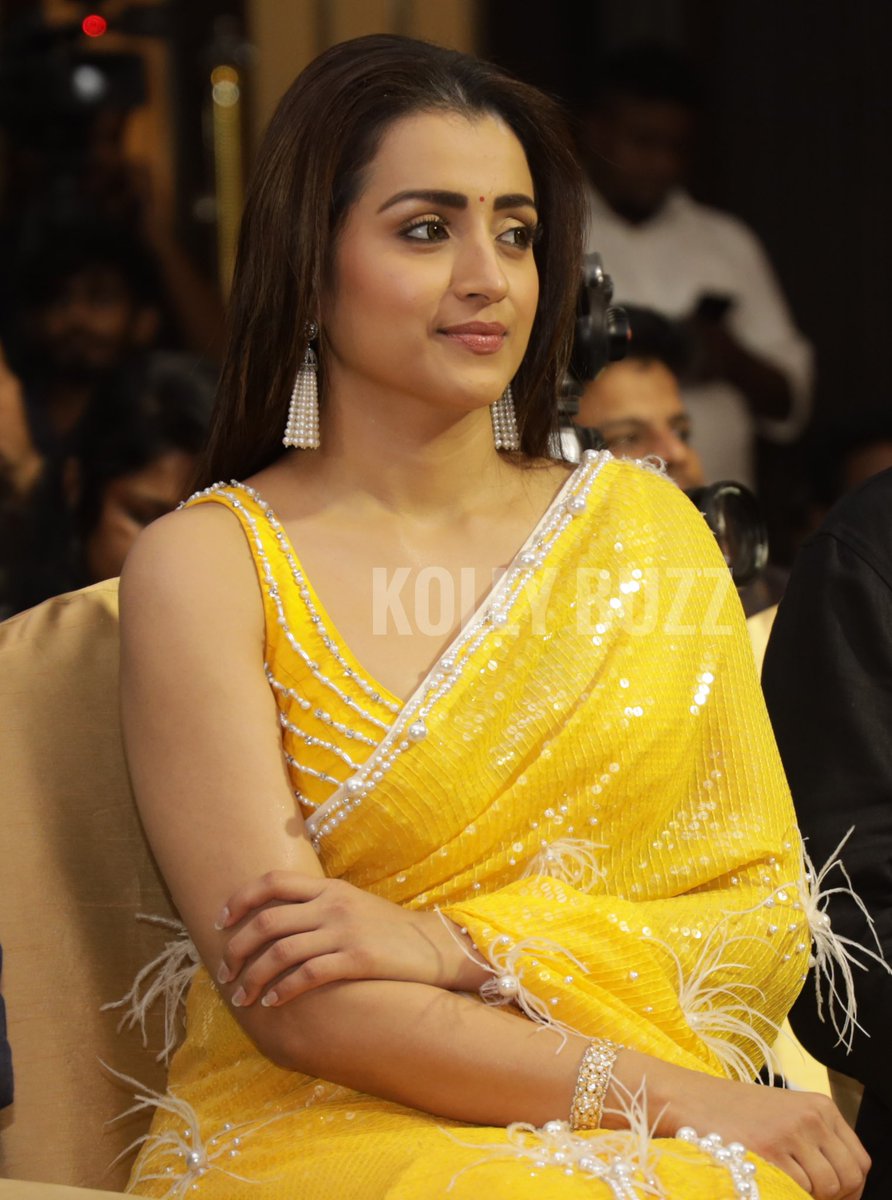 KollyBuzzPhotos's tweet photo. In frame: @trishtrashers @chiyaan #PonniyinSelvan #kollybuzz #PonniyinSelvan1 https://t.co/z63bgaie32