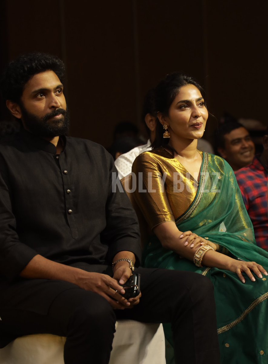 KollyBuzzPhotos's tweet photo. In frame: @chiyaan @iamVikramPrabhu @rparthiepan @actor_jayamravi @trishtrashers
#PonniyinSelvan #PonniyinSelvan1 #kollybuzz https://t.co/wrfuvVV07f
