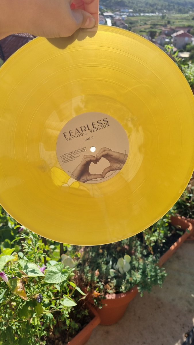 ItsYouBefourShe's tweet photo. I bought record player a month ago and I already got pretty good vinyl colection plus I order few more.
So I wanted to do bit of thread of everything I got and ordered.
1. Fearless (Taylor's version) by Taylor Swift its standard gold version I bought it from local record store. https://t.co/vl0qa19vTB