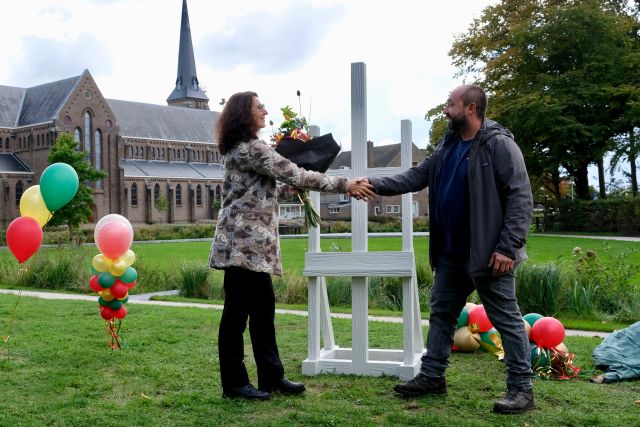 Wethouder Karin Hoekstra en kunstenaar David Moinot onthulden gisteren een schildersezel in het Van Nispenpark. De kunstwerken staan ook in Beltpark en Park Elsbroek 👇
bit.ly/3M73Sw1