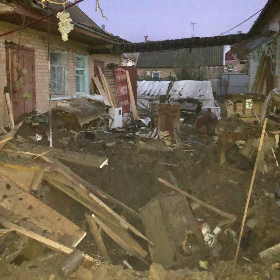 volstetsko's tweet photo. Residential area of #Nikopol shelled by Russians last night. #ArmUkraineNow 

#RussiaIsATerroristState #BanRussianTourists https://t.co/4EpYQOz9E8